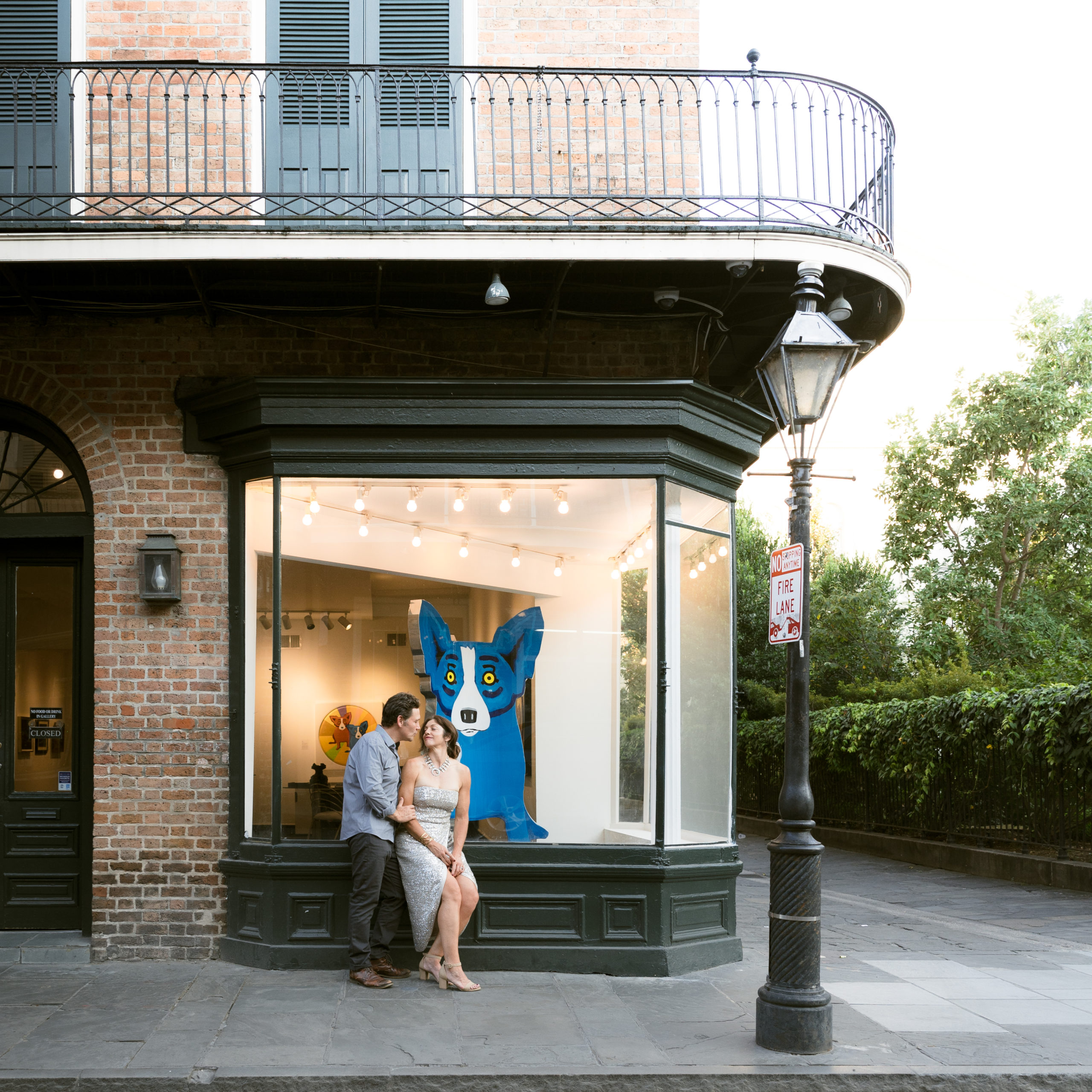 Couple sits in front of George Rodrigue's Blue Dog in Royal Street in New Orleans. Celebrating their 10 year anniversary
